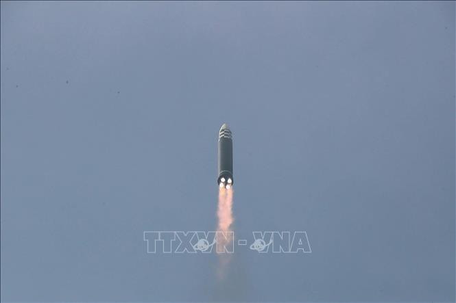 Hình ảnh do Hãng thông tấn Trung ương Triều Tiên đăng phát ngày 25/3/2022 về một vụ phóng thử tên lửa đạn đạo liên lục địa Hwasongpho-17 tại một địa điểm không xác định ở Triều Tiên. Ảnh tư liệu: AFP/TTXVN