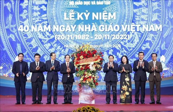 Thủ tướng Phạm Minh Chính tặng lẵng hoa chúc mừng ngành Giáo dục. Ảnh: TTXVN