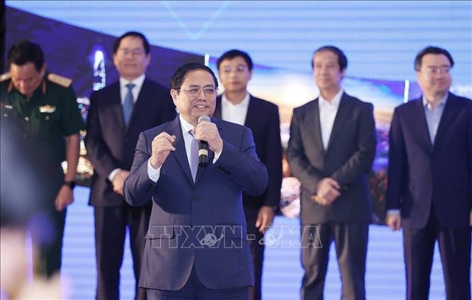 Thủ tướng Phạm Minh Chính phát biểu, giao trách nhiệm cho địa phương và các doanh nghiệp thực hiện cam kết đầu tư ngày 26/11/2022. Ảnh: TTXVN