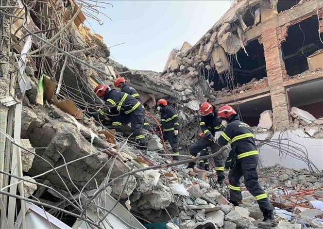 Đoàn công tác Bộ Công an, Việt Nam triển khai công tác cứu hộ, cứu nạn tại một tòa nhà ở thành phố Adiyaman, phía Đông Nam Thổ Nhĩ Kỳ.