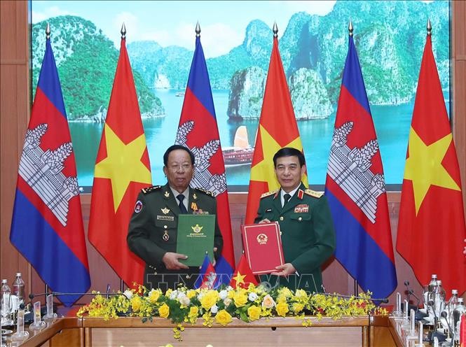 Đại tướng, Bộ trưởng Quốc phòng Phan Văn Giang và Phó Thủ tướng, Bộ trưởng Quốc phòng Vương quốc Campuchia, Đại tướng Tea Banh ký kết kế hoạch hợp tác năm 2023 giữa Bộ Quốc phòng hai nước. Ảnh: TTXVN