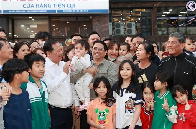 Thủ tướng Phạm Minh Chính thăm cư dân Khu nhà ở xã hội thành phố Hoà Bình. Ảnh: TTXVN