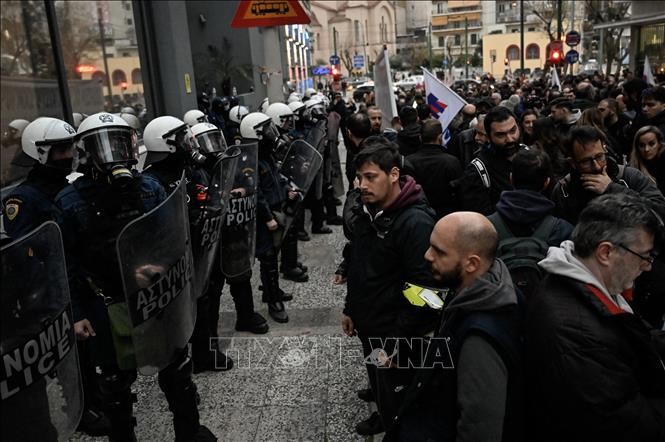 Người dân biểu tình tại Athens, sau vụ tai nạn đường sắt thảm khốc gần thành phố Larissa, Hy Lạp ngày 2/3/2023. Ảnh: AFP/TTXVN