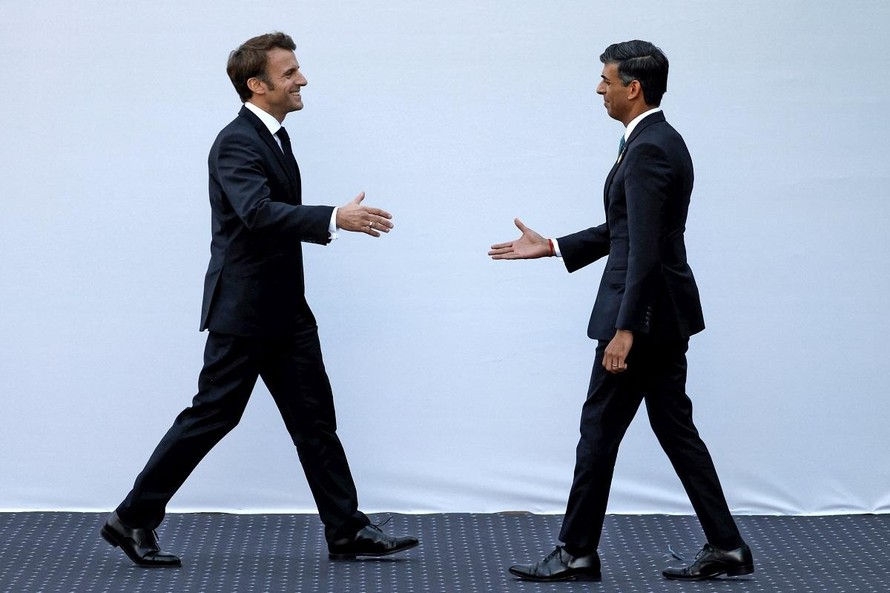 Tổng thống Pháp Emmanuel Macron (phải) và Thủ tướng Anh Rishi Sunak tại cuộc họp báo chung sau cuộc hội đàm ở Paris (Pháp), ngày 10/3/2023. Ảnh: AFP