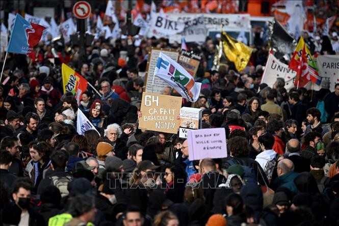 Tuần hành trong cuộc đình công trên toàn quốc, phản đối kế hoạch cải cách lương hưu của Chính phủ, tại Paris, ngày 16/2/2023. Ảnh: AFP/TTXVN
