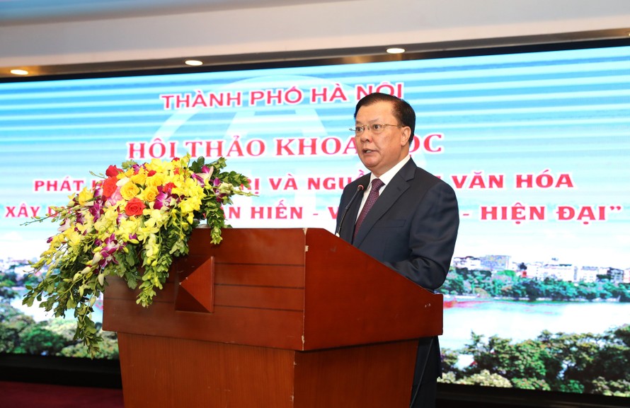Đồng chí Đinh Tiến Dũng, Ủy viên Bộ Chính trị, Bí thư Thành ủy, Trưởng Đoàn ĐBQH Thành phố Hà Nội phát biểu tại hội thảo.