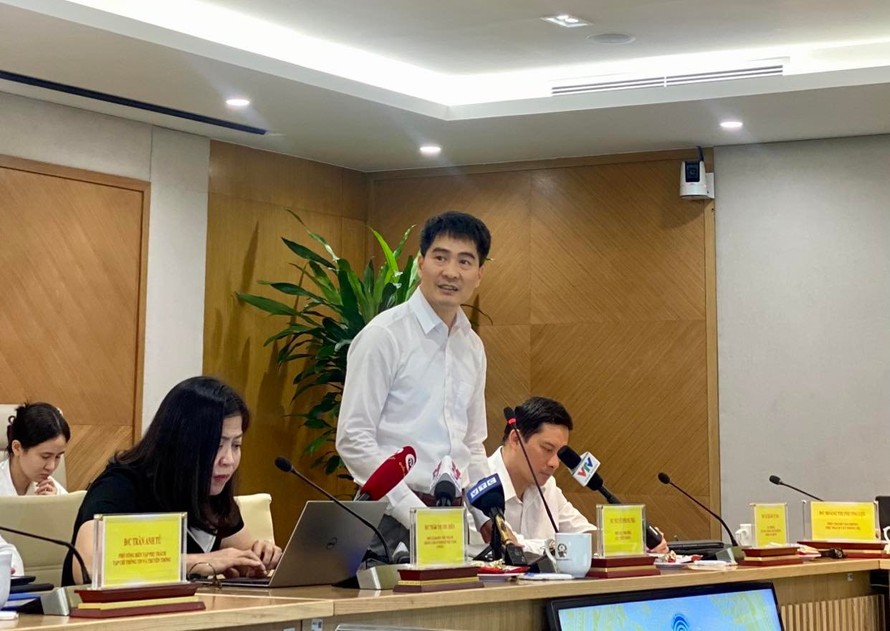 Ông Nguyễn Phong Nhã, Phó Cục trưởng Cục Viễn thông trả lời báo chí.