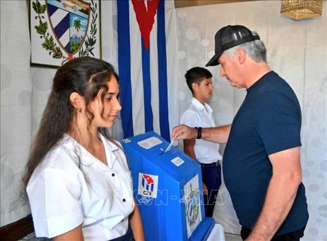 Chủ tịch Cuba Miguel Diaz-Canel bỏ phiếu trong cuộc bầu cử Quốc hội khóa X tại Santa Clara ngày 26/3/2023. Ảnh: AFP/TTXVN
