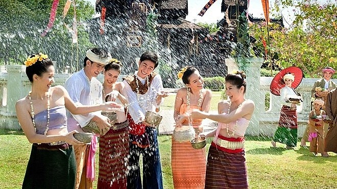 Phong tục truyền thống trong ngày Tết Bunpimay của Lào