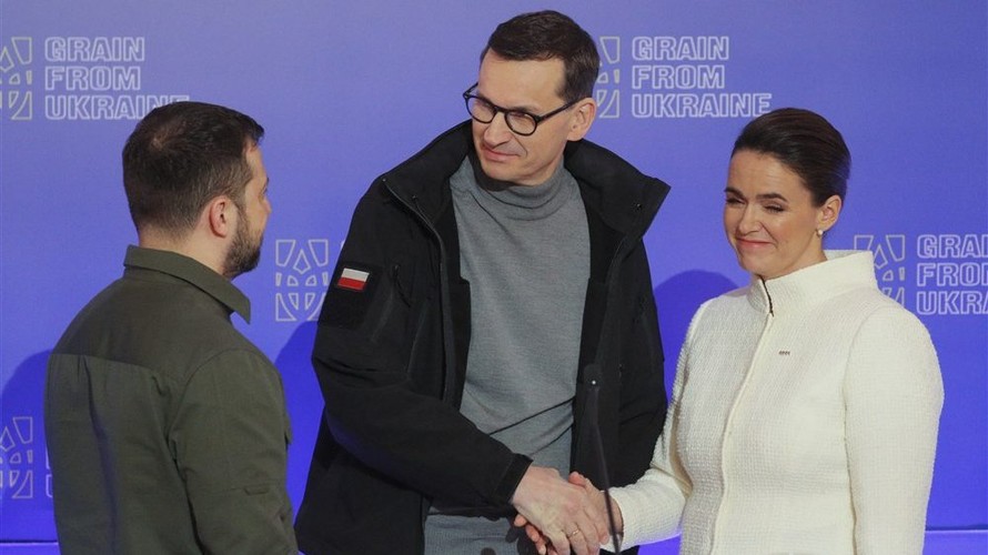 Thủ tướng Ba Lan Mateusz Morawiecki (giữa) nói chuyện với Tổng thống Ukraine Volodymyr Zelensky (trái) và Tổng thống Hungary Katalin Novak (phải) ở Kiev ngày 26/11/2022. Ảnh: EPA