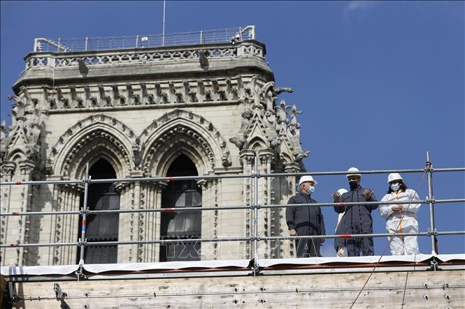Tổng thống Pháp Emmanuel Macron (giữa) thị sát công trình phục dựng Nhà thờ Đức Bà ở Paris, ngày 15/4/2021. Ảnh tư liệu: AFP/TTXVN