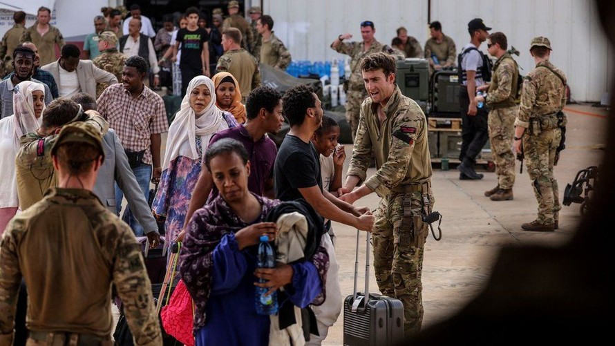 Nhiều người tháo chạy khỏi Sudan trước diễn biến bất ổn những ngày qua. Ảnh: BBC