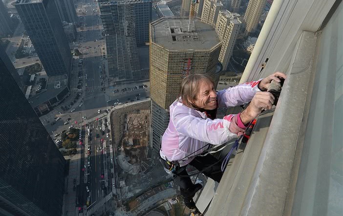 'Người nhện Pháp' lập kỷ lục khi leo lên tòa nhà cao 166m