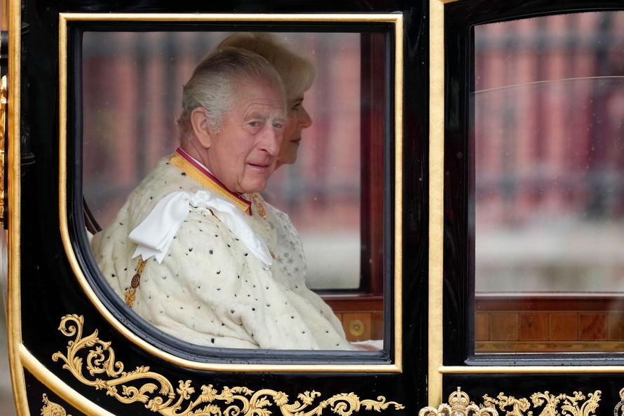 Vợ chồng Nhà vua Charles III ngồi xe kéo 216 tuổi tới Tu viện Westminster. Ảnh: AFP