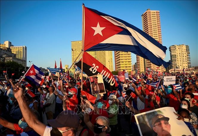 Người dân Cuba tham gia cuộc mít-tinh bày tỏ quyết tâm bảo vệ cách mạng và chủ quyền Tổ quốc tại thủ đô La Habana, ngày 17/7/2021. Ảnh: AFP