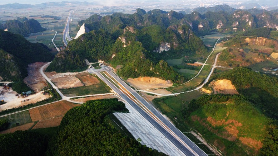 Cao tốc Mai Sơn – Quốc lộ 45 nối địa bàn tỉnh Ninh Bình và Thanh Hóa.