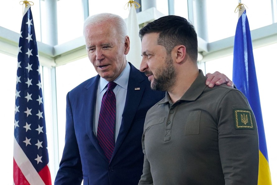 Tổng thống Joe Biden (trái) và Tổng thống Volodymyr Zelensky trước một phiên làm việc về Ukraine trong Hội nghị thượng đỉnh G7 ở Hiroshima ngày 21/5. Ảnh: Reuters 