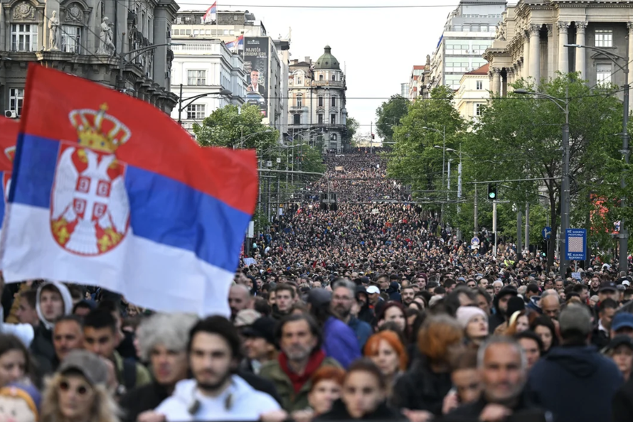 Người biểu tình phản đối chính phủ ở Belgrade, Serbia ngày 19/5/2023. Ảnh: AFP/Getty Images