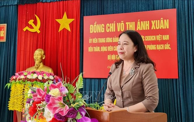 Phó chủ tịch nước Võ Thị Ánh Xuân phát biểu tại buổi thăm, làm việc với đồn Biên phòng Rạch Gốc. 
