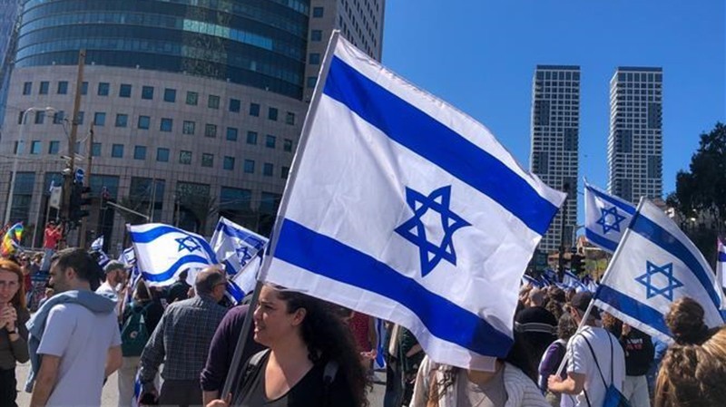 Người dân tuần hành phản đối cải cách tư pháp của chính phủ tại Tel Aviv.