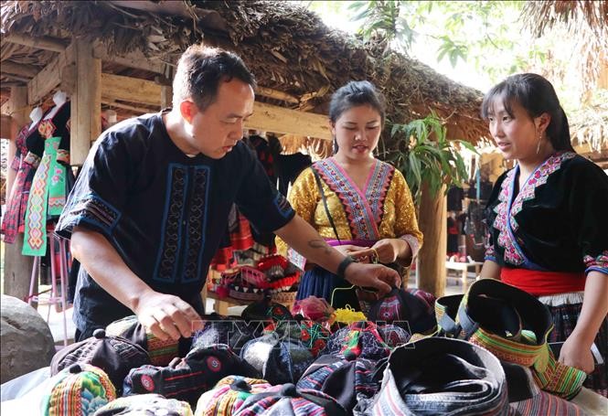 Mục sư Hảng A Xà trao đổi với bà con người Mông về sản phẩm du lịch tại bản Sin Suối Hồ. 