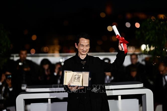 Đạo diễn Trần Anh Hùng đoạt giải Đạo diễn xuất sắc nhất cho bộ phim "La Passion de Dodin Bouffant" tại lễ bế mạc Liên hoan phim Cannes lần thứ 76 ở Pháp, tối 27/5/2023. Ảnh: AFP