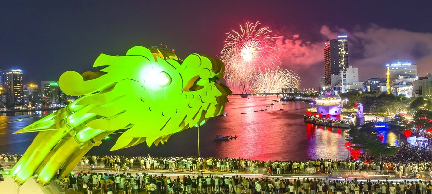 Ngắm sân khấu Lễ hội pháo hoa quốc tế Đà Nẵng 2023 đẹp lung linh bên sông Hàn 