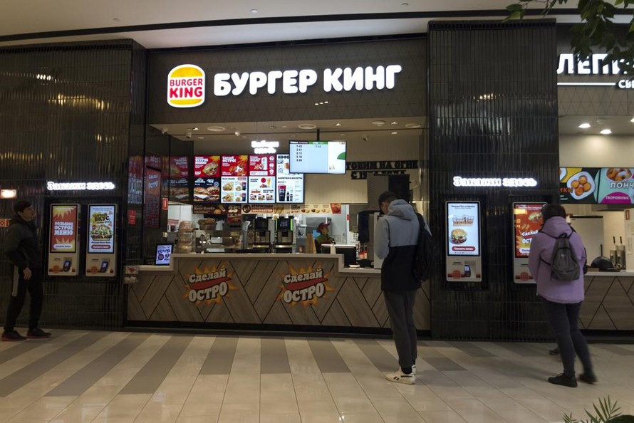 Một góc cửa hàng bán đồ ăn nhanh ở Moskva, Nga. Ảnh: AP
