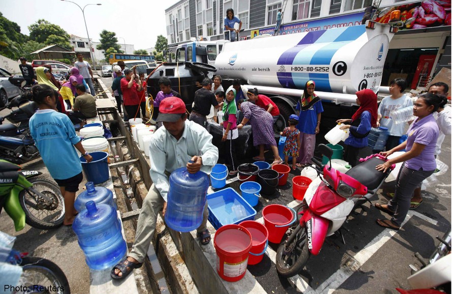 Khung cảnh người dân chờ lấy nước do thiếu nước sinh hoạt tại Malaysia. Ảnh: Reuters