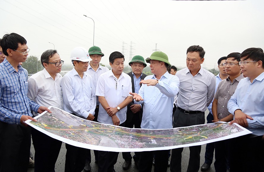 Bí thư Thành ủy Đinh Tiến Dũng và các đồng chí lãnh đạo thành phố Hà Nội trao đổi về tình hình triển khai Dự án xây dựng đường Vành đai 4 - Vùng Thủ đô trên địa bàn huyện Thường Tín