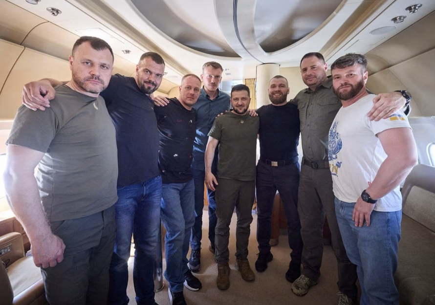 Tổng thống Zelensky, Chánh văn phòng Tổng thống Andrew Yermak và Bộ trưởng Nội vụ Ihor Klymenko chụp ảnh cùng các cựu chỉ huy ở Azovstal khi họ trở về Ukraine từ Istanbul ngày 8/7/2023. Ảnh: Reuters 