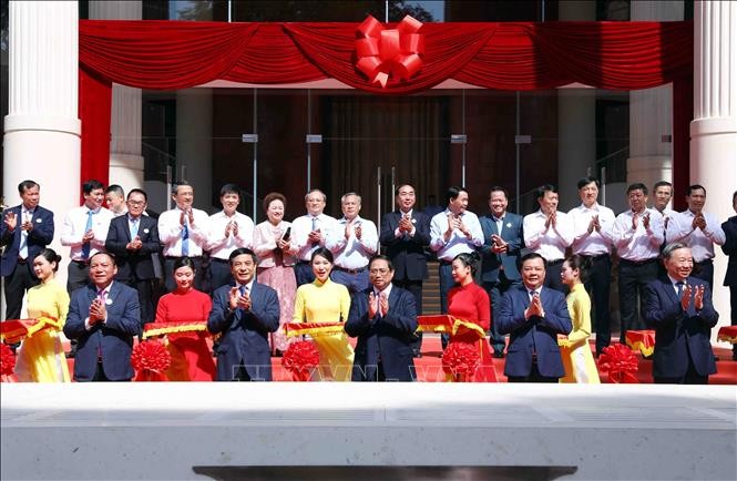 Thủ tướng Phạm Minh Chính và các đại biểu thực hiện nghi thức cắt băng khánh thành Nhà hát Hồ Gươm. Ảnh: Phạm Kiên