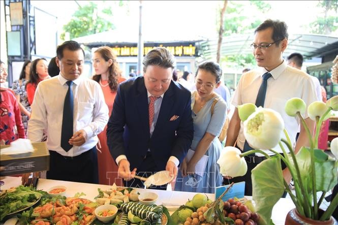 Đại sứ Mỹ thưởng thức ẩm thực Việt Nam tại Ngày hội. Ảnh: Nguyễn Việt