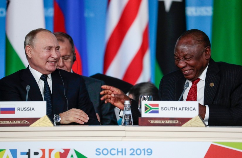 Tổng thống Nga Vladimir Putin (phải) tại hội nghị thượng đỉnh Nga - châu Phi