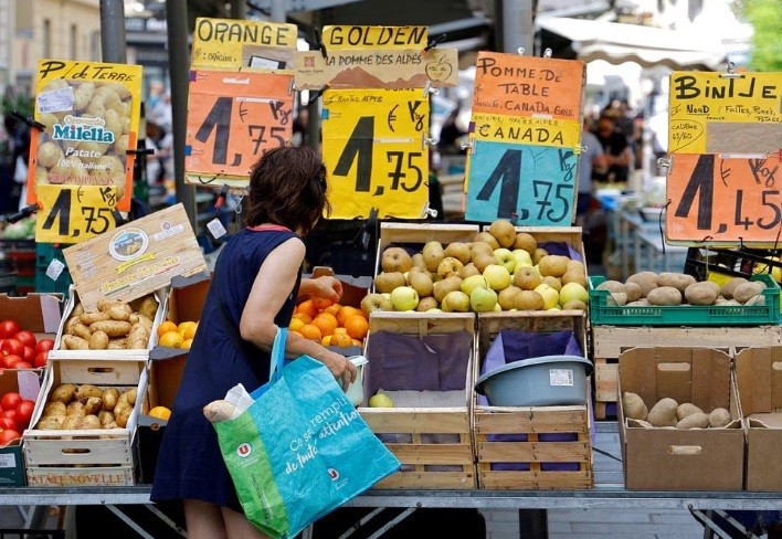 Một khu chợ địa phương ở Nice, Pháp hôm 7/6/2023. Ảnh: Reuters