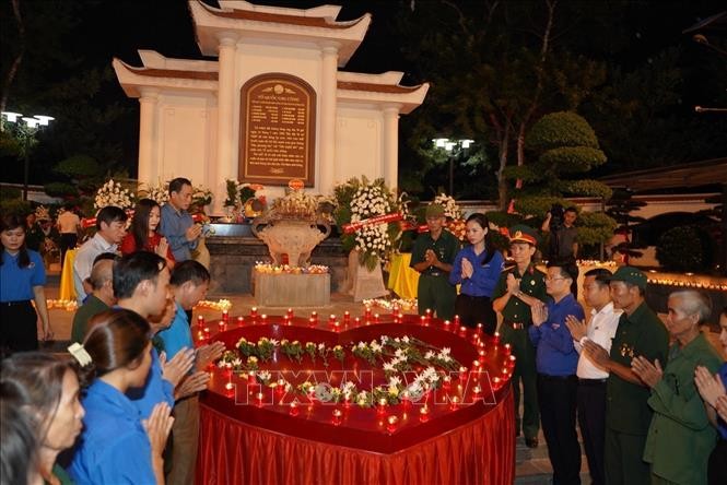 Thắp nến tri ân tại Khu mộ 10 nữ anh hùng liệt sĩ thanh niên xung phong Ngã ba Đồng Lộc. 