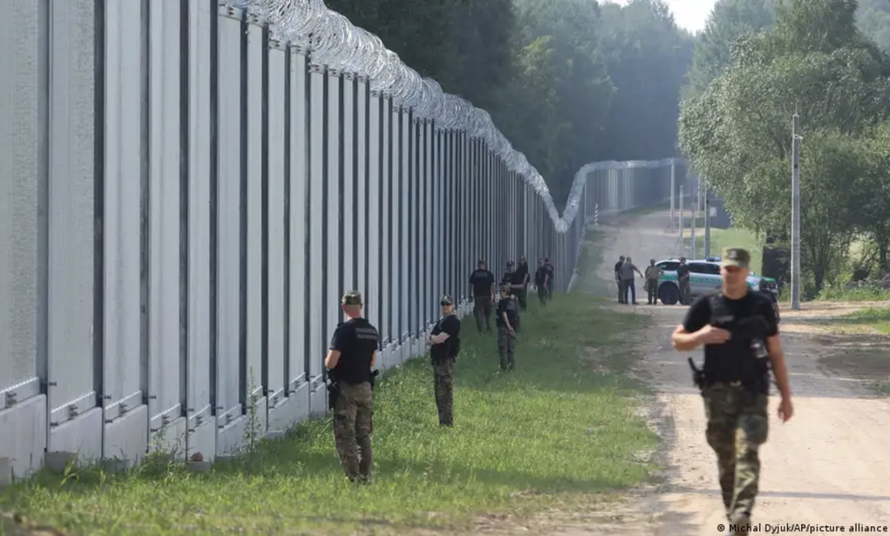Lính biên phòng Ba Lan tuần tra dọc theo bức tường kim loại ở biên giới Ba Lan-Belarus. Kể từ năm 2021, Ba Lan đã lắp đặt một hàng rào cao 5,5 mét dọc theo các phần đất của mình trên biên giới với Belarus. Ảnh: AP