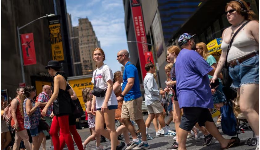 Người dân đi bộ tại Quảng trường Thời đại, New York. Ảnh: AP