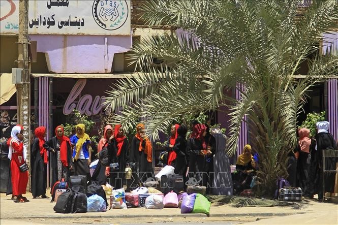 Người dân sơ tán tránh xung đột tại Khartoum, Sudan ngày 19/4/2023. Ảnh: AFP
