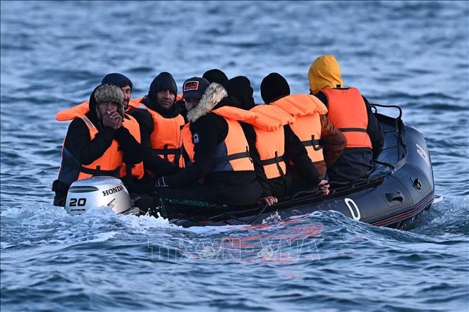 Người di cư băng qua Eo biển Manche để tới cảng Dover, Anh ngày 4/5/2023. Ảnh: AFP