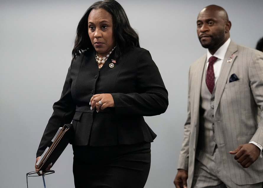 Công tố viên quận Fulton Fani Willis (trái) khi đến dự một cuộc họp báo tại Trung tâm Chính quyền Quận Fulton ở Atlanta hôm 14/8.