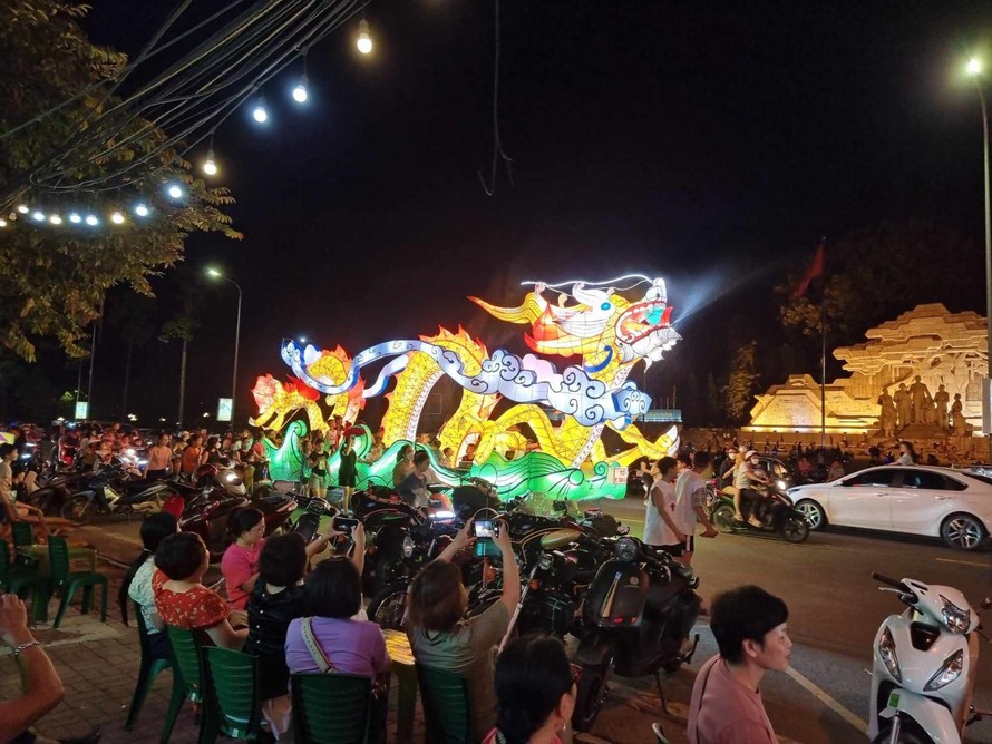 Một mô hình đèn lồng trung thu diễu hành trên đường phố thành phố Tuyên Quang dịp cuối tuần thu hút đông đảo du khách check-in.