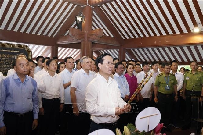 Chủ tịch nước Võ Văn Thưởng cùng các đồng chí lãnh đạo, nguyên lãnh đạo Đảng, Nhà nước dâng hương tưởng nhớ Chủ tịch Hồ Chí Minh. Ảnh: Thống Nhất.
