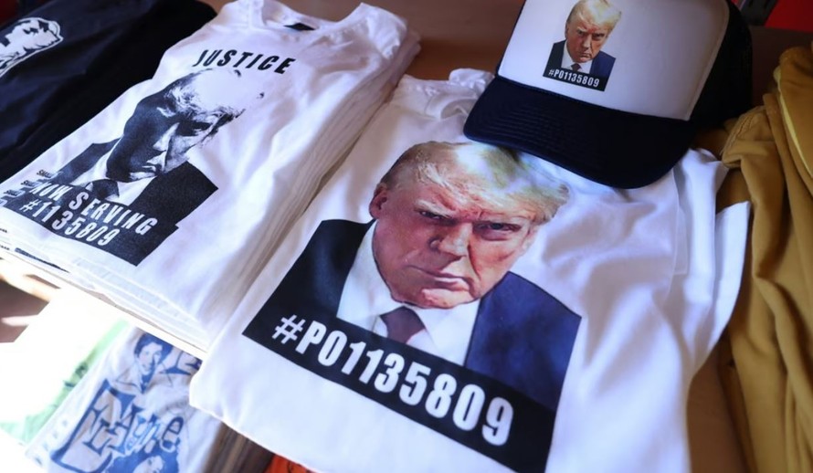 Các sản phẩm áo, mũ in hình ông Donald Trump chụp lưu hồ sơ nhà tù. Ảnh: Reuters