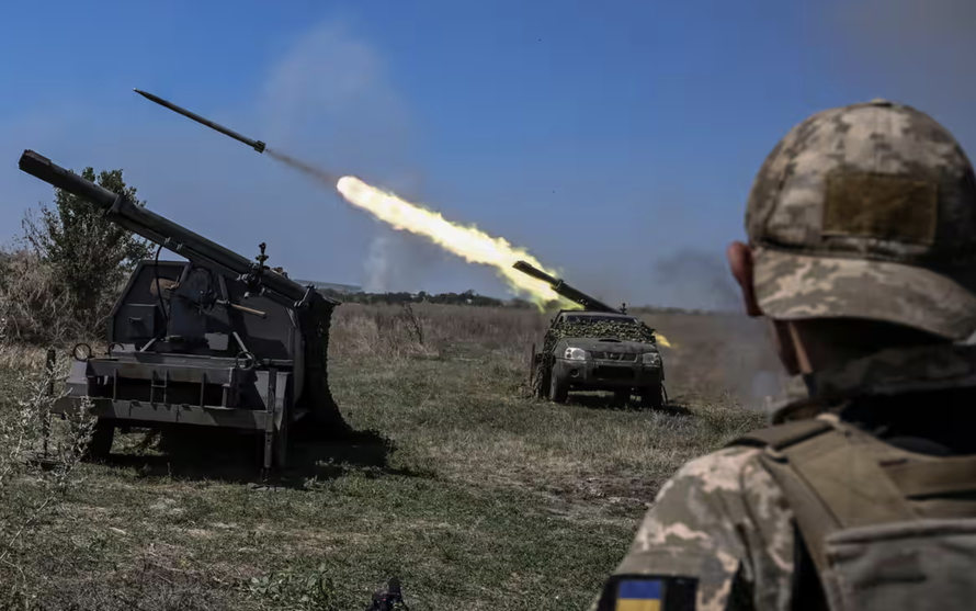 Lực lượng Ukraine phóng rocket về phía Nga gần tiền tuyến ở Zaporizhzhia. Ảnh: Reuters
