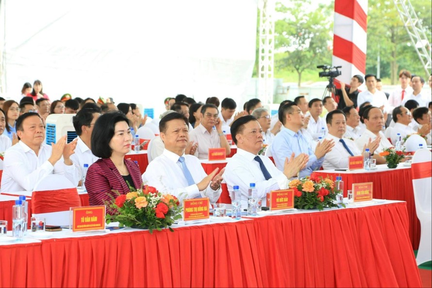 Bí thư Thành ủy Đinh Tiến Dũng và các đồng chí lãnh đạo thành phố dự lễ khởi công.