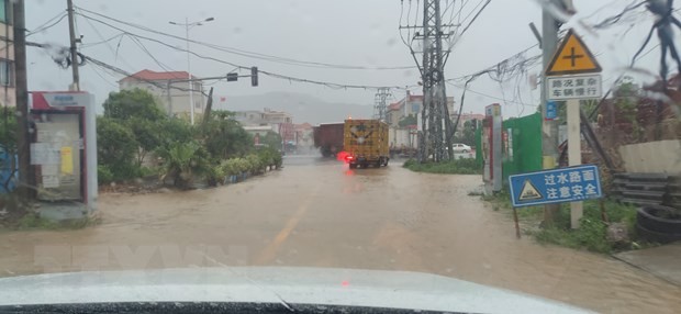 Tuyến đường bị ngập sau những trận mưa lớn do ảnh hưởng của bão Haikui, tại Chương Châu, tỉnh Phúc Kiến, Trung Quốc, ngày 4/9/2023. Ảnh: THX/TTXVN