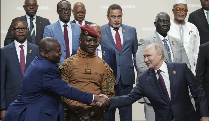 Tổng thống Nga Vladimir Putin bắt tay người đồng cấp Mozambique Filipe Nyusi tại hội nghị thượng đỉnh Nga - châu Phi ngày 28/7/2023. Ảnh: AP