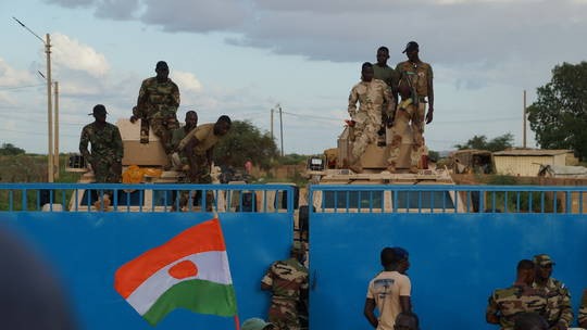 Các biện pháp an ninh được tăng cường sau khi hàng nghìn người tụ tập trước căn cứ quân sự Pháp yêu cầu binh lính Pháp rời khỏi đất nước, tại thủ đô Niamey của Niger vào ngày 3/9/2023. Ảnh: Anadolu Agency/Getty Images