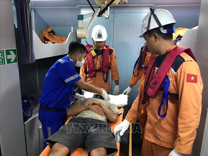 Ngư dân gặp nạn được chăm sóc y tế trước khi được đưa lên bờ cấp cứu.